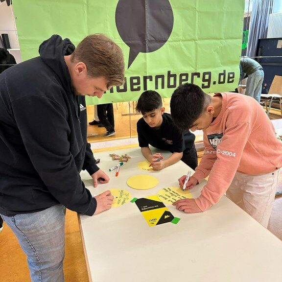 Jugendliche bei der Nutzerbeteiligung zum Kickerkäfig 2024