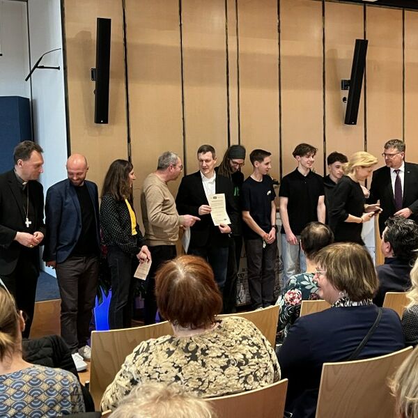 Gruppenfoto der Laudatoren und der Steuerungsgruppe von laut auf der Bühne am Pirckheimertag 2024