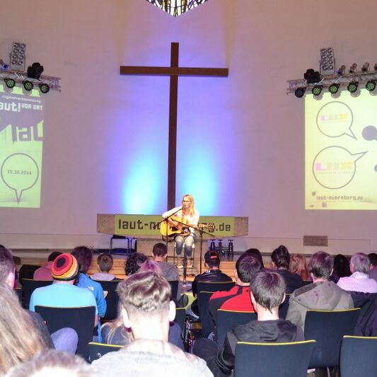 Foto von der laut Jugendversammlung in der Lux Kirche 2014