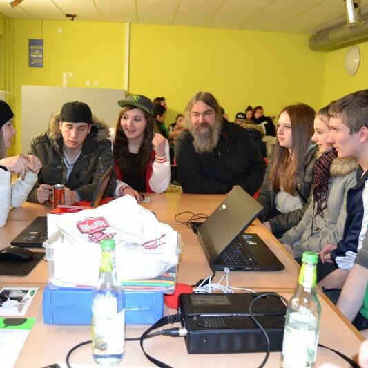 Foto von der laut Jugendversammlung im Geiza 2013