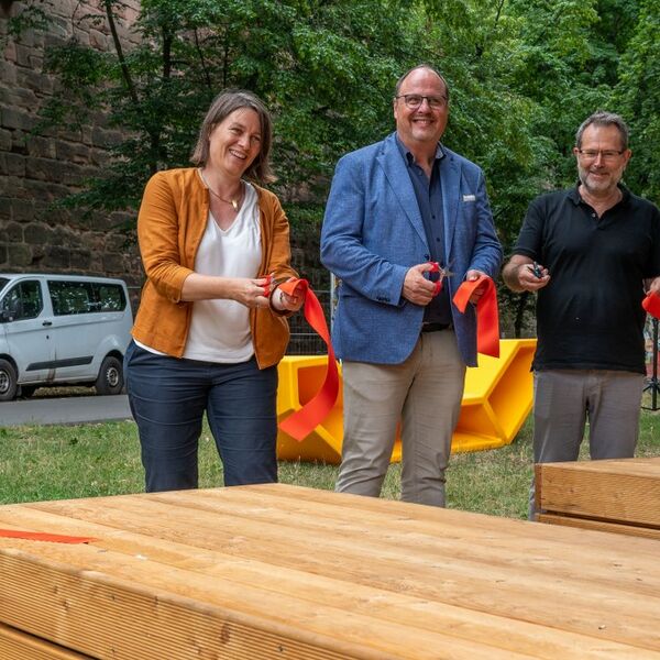 Stadtverwaltung bei der Eröffnung der neuen Unterstände am Spittlertorgraben
