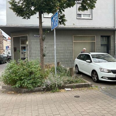 Eine nicht schön aussehende Baumscheibe