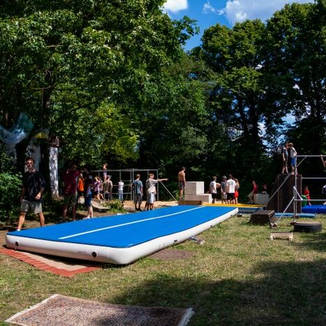 Die Parkour-Anlage mit allen Hindernissen auf einer Wiese © fredknpist