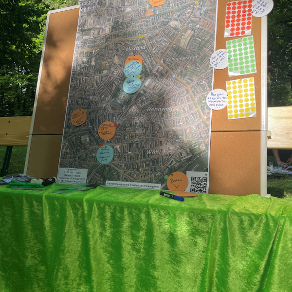 Foto von einem Infostand bei der Aktion Toilettenhäuschen im Stadtpark