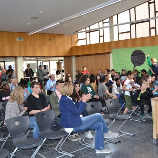 Foto von der laut Jugendversammlung in der Ossietzky Schule 2014
