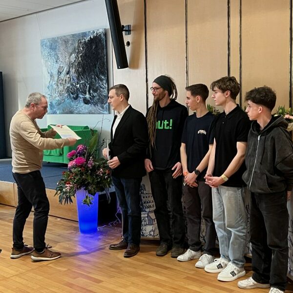 Gruppenfoto der Laudatoren und der Steuerungsgruppe von laut auf der Bühne am Pirckheimertag 2024