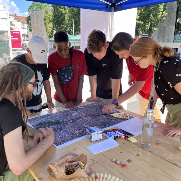 Besucher beim laut Open Air am Kornmarkt 2022