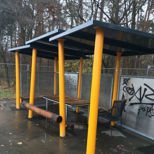 Foto des Unterstands mit Sitzmöglichkeiten in Reutles