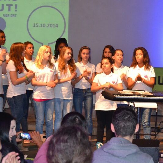 Foto von der laut Jugendversammlung in der Lux Kirche 2014