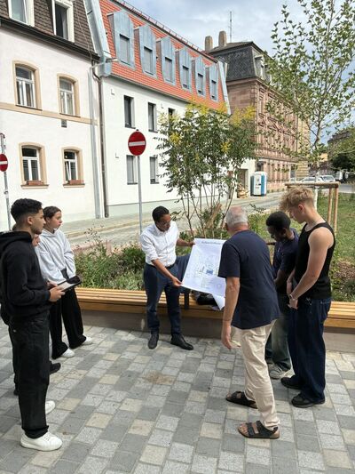 Der 3. Bürgermeister Nasser Ahmed, Robert Wunder vom Verkehrsplanungsamt und Jugendliche aus dem Stadtteil Johannis, Kinder- und Jugendhaus Wiese 69 und Jugendtreff Johannis