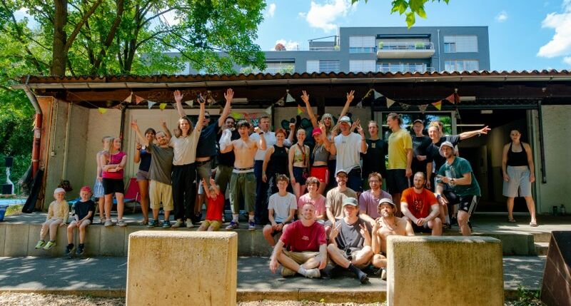 Gruppenfoto der Teilnehmenden und Gäste © fredknpist