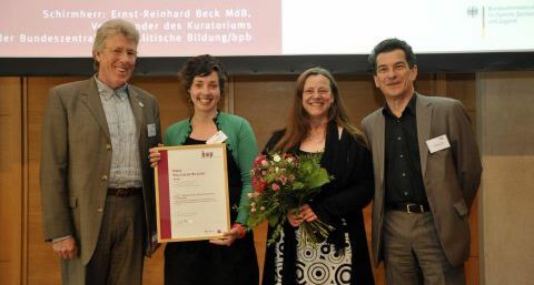 Das laut-Team mit dem überreichten Preis politische Bildung 2013