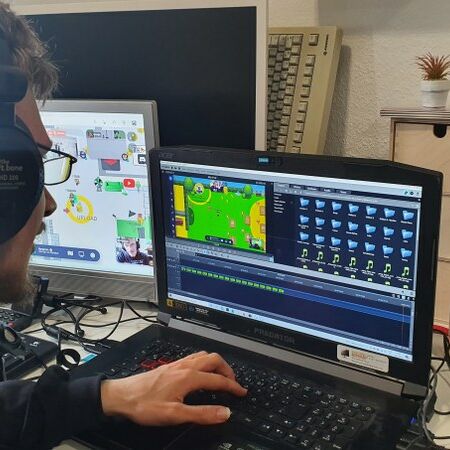 Ein Jugendlicher beom Schneiden am PC