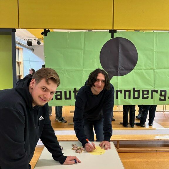 Jugendliche bei der Nutzerbeteiligung zum Kickerkäfig 2024