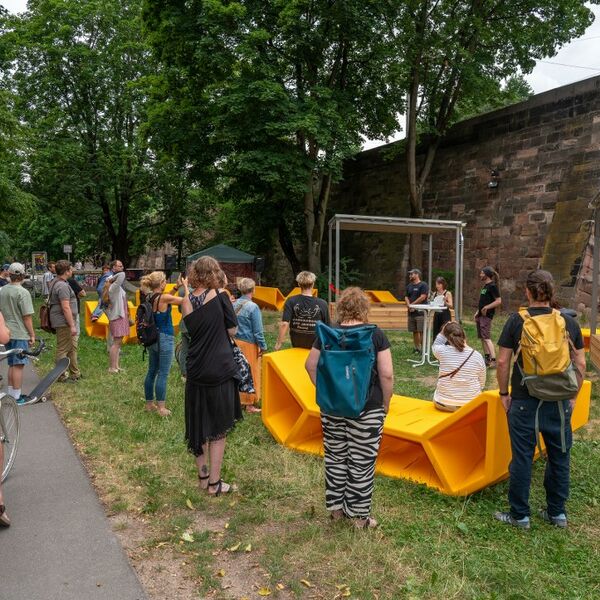 Viele Menschen bei der Eröffnung der neuen Unterstände am Spittlertorgraben