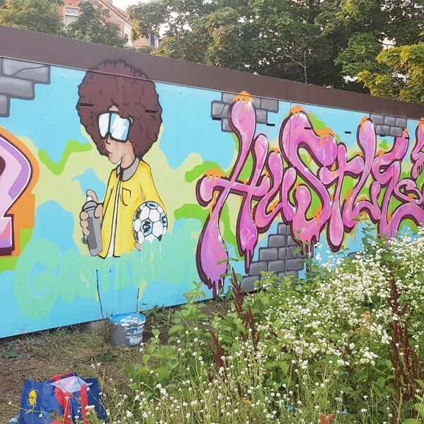 Foto der neu gestalteten Wand in der Austraße