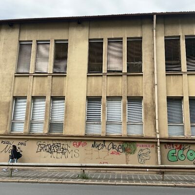Eine nicht schön aussehende Hausfassade