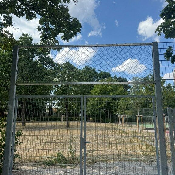 Nahaufnahme des neuen Eingangstors auf den Hartplatz nach der Zaunschließung.