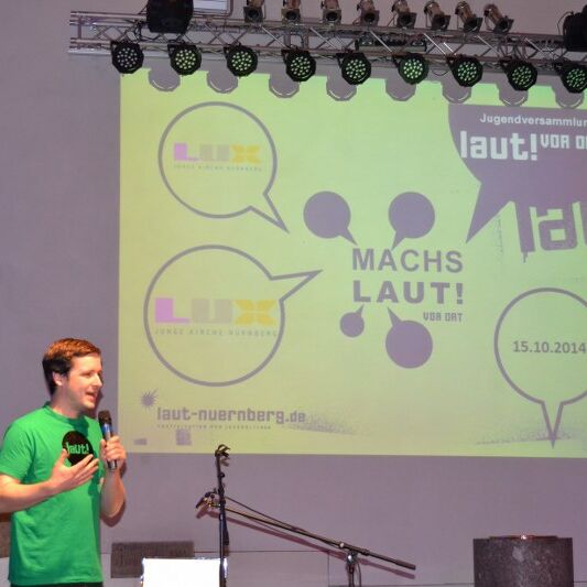 Foto von der laut Jugendversammlung in der Lux Kirche 2014