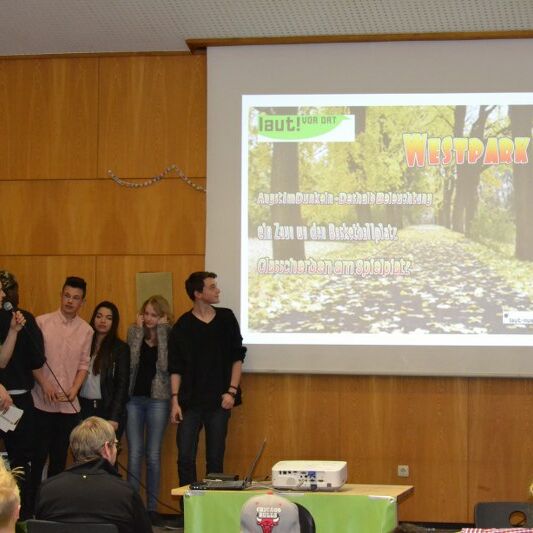 Foto von der laut Jugendversammlung in der Ossietzky Schule 2014