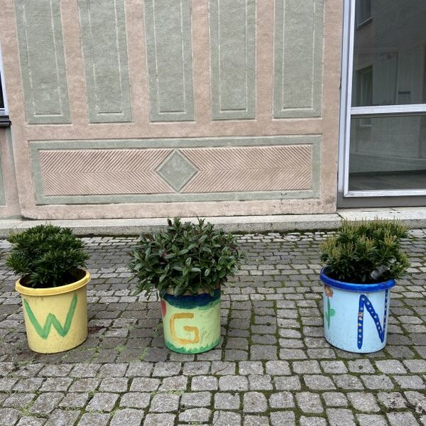 Foto des neu gestalteten Innenhofs am Willstätter Gymnasium