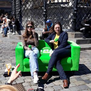 Die Nürnberger Sozialreferentin auf dem grünen laut-Sofa am Europatruck