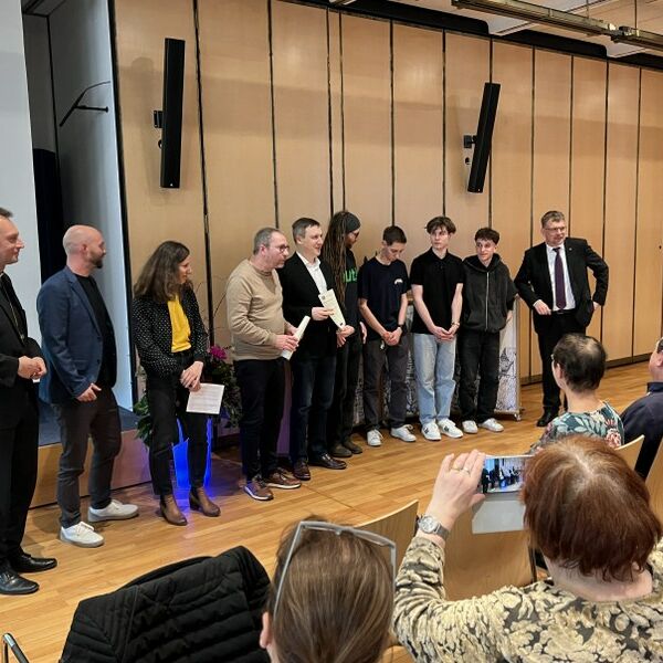 Gruppenfoto der Laudatoren und der Steuerungsgruppe von laut auf der Bühne am Pirckheimertag 2024