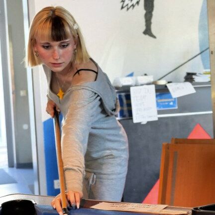 Eine junge Person spielt Billard