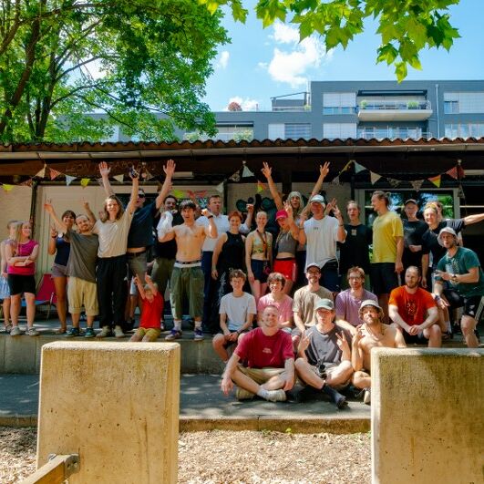Gruppenfoto der Teilnehmenden und Gäste © fredknpist