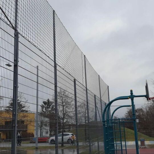 Foto des erhöhten Zauns am Bolzplatz Pferdemarkt