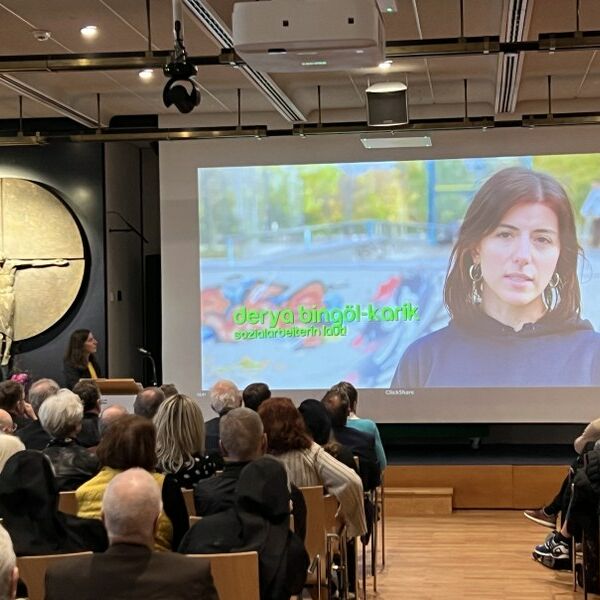 Bildschirmfoto mit einer laut vor Ort Kollegin am Pirckheimertag 2024
