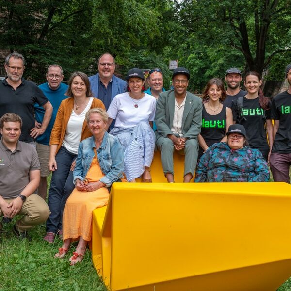 laut-Mitarbeiter, Politiker und Gäste bei der Eröffnung der neuen Unterstände am Spittlertorgraben