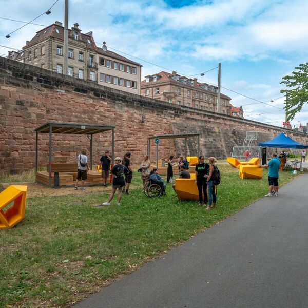 Viele Menschen bei der Eröffnung der neuen Unterstände am Spittlertorgraben