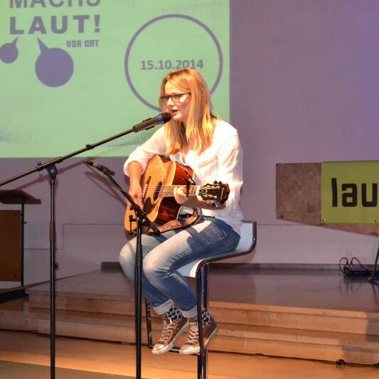 Foto von der laut Jugendversammlung in der Lux Kirche 2014