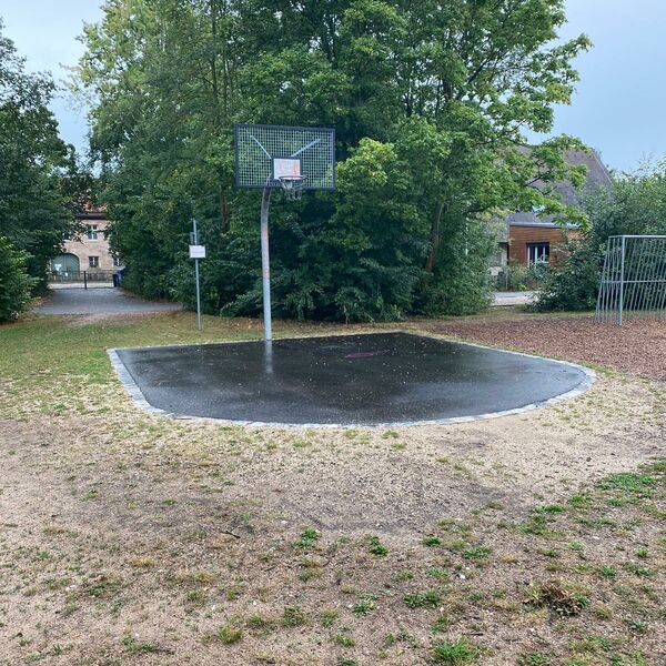 Foto vom abgeschlossenen Projekt neuer Bodenbelag für den Basketballplatz am Mühlweg