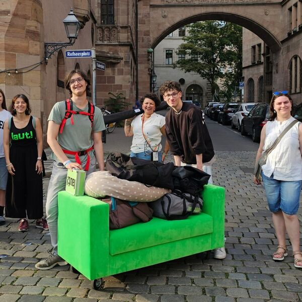 laut unterwegs mit dem grünen Sofa