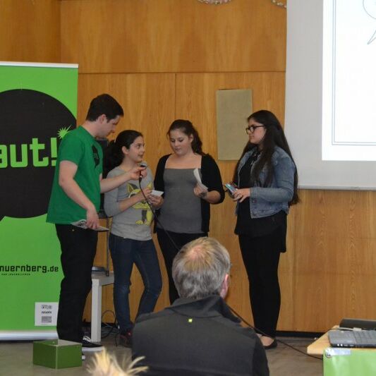 Foto von der laut Jugendversammlung in der Ossietzky Schule 2014
