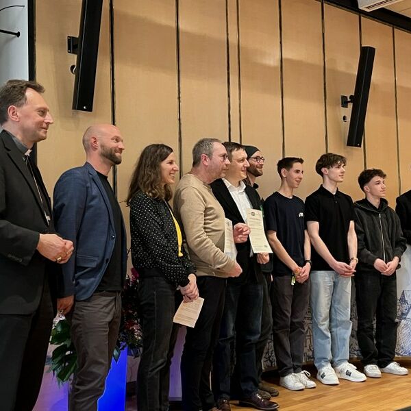 Gruppenfoto der Laudatoren und der Steuerungsgruppe von laut auf der Bühne am Pirckheimertag 2024
