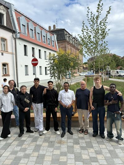Konstantin Wismath vom Stadtplanungsamt, der 3. Bürgermeister Nasser Ahmed und Robert Wunder vom Verkehrsplanungsamt mit Jugendlichen aus dem Stadtteil Johannis, Kinder- und Jugendhaus Wiese 69 und Jugendtreff Johannis