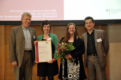 Das laut-Team mit dem überreichten Preis politische Bildung 2013