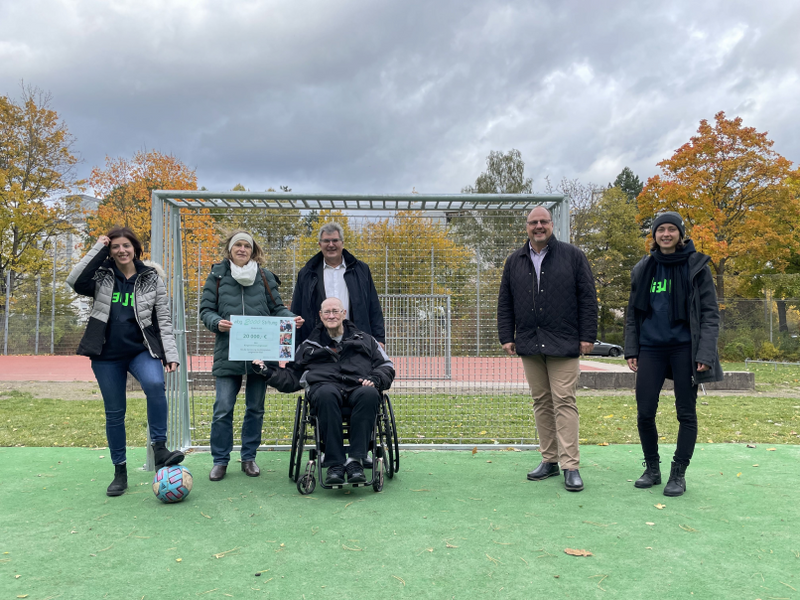 laut-Mitarbeiter mit SÖR auf dem sanierten Bolzplatz Langwasser am 22.10.2021